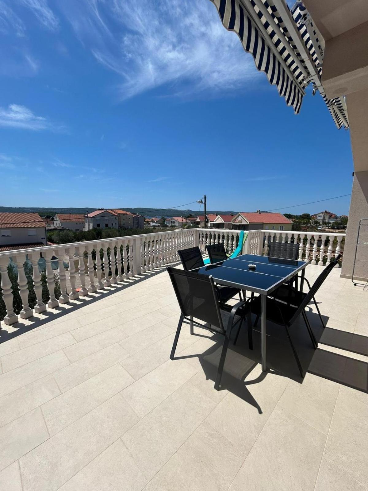Apartman Lorna Turanj Bagian luar foto