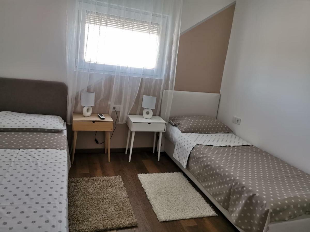 Apartman Lorna Turanj Bagian luar foto