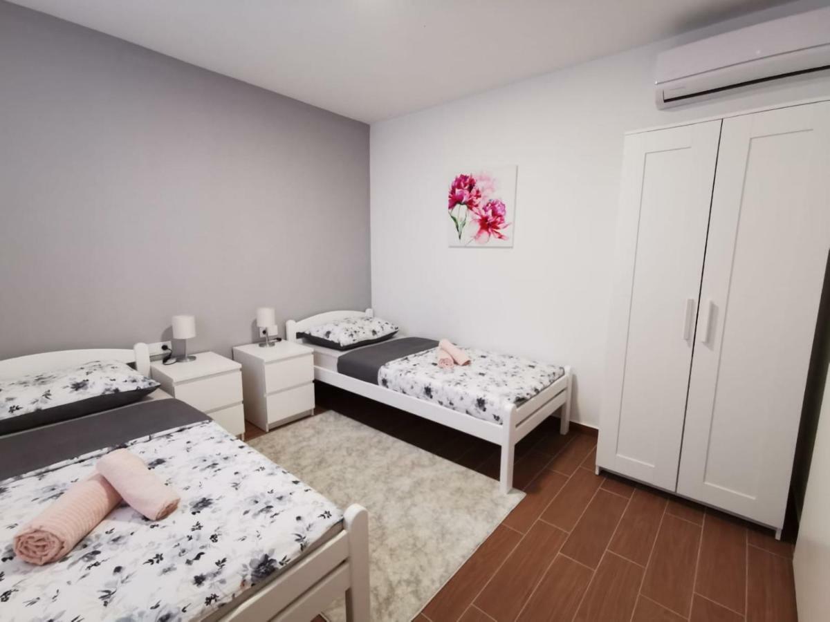 Apartman Lorna Turanj Bagian luar foto